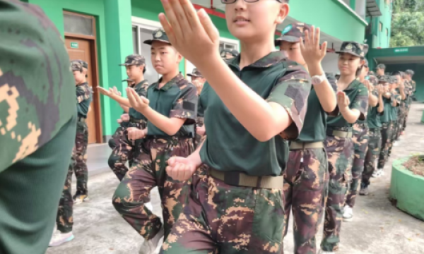 汗水铸就蜕变 少年军营初展翅