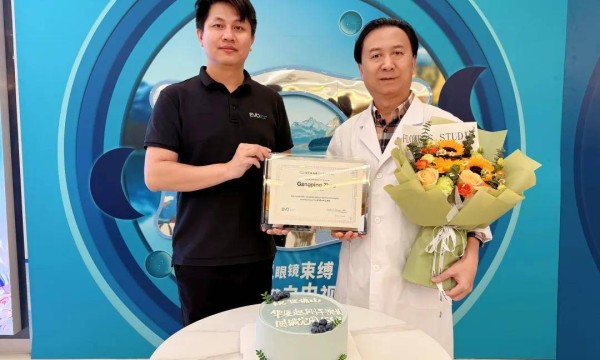 喜报！佛山华厦眼科赵刚平院长获授EVO+ICL(V5)认证医师，深耕眼科四十载载誉前行